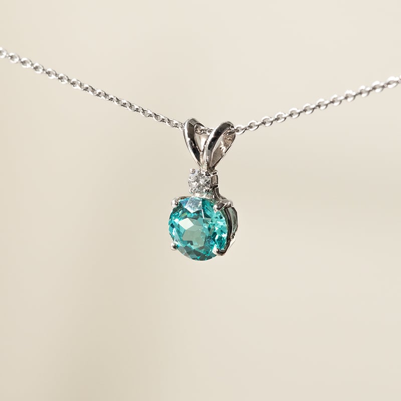 Zlatý prívesok s okrúhlym lab-grown paraiba turmalínom a diamantom Bernardo 136946