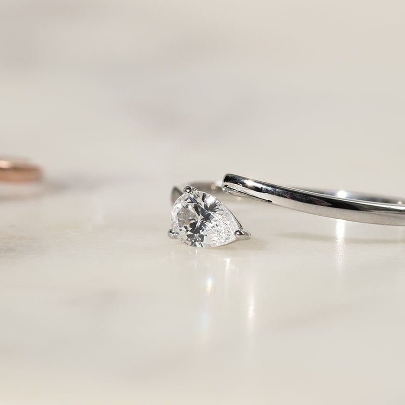 Atypický zásnubný prsteň s pear diamantom Carol 137516