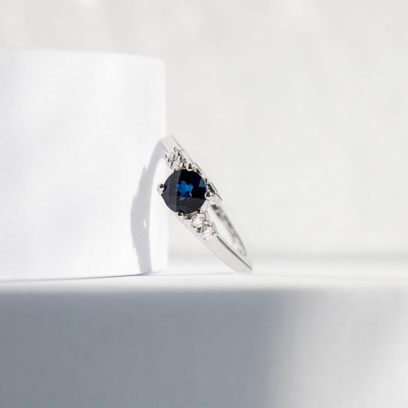 Zlatý prsteň s lab-grown zafírom a diamantmi Nagi