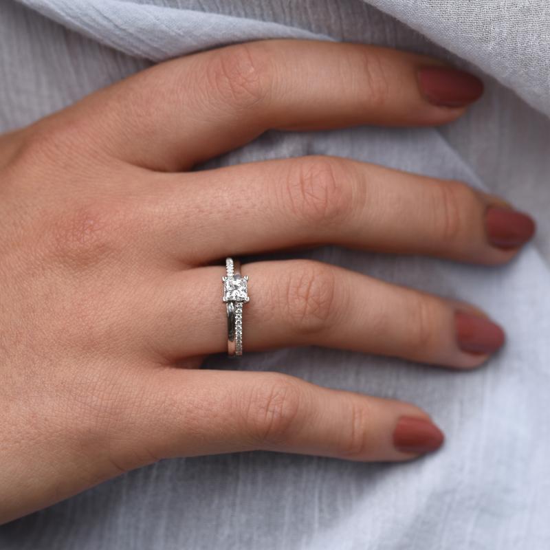Platinový zásnubný prsteň s princess diamantom 45476