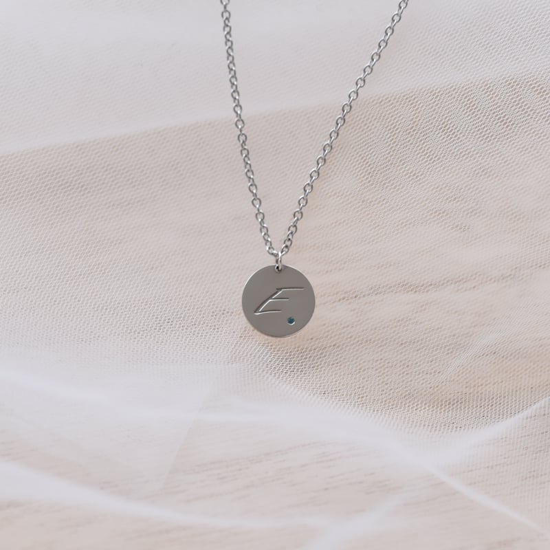 Strieborný prívesok s gravírom a modrým diamantom 52476