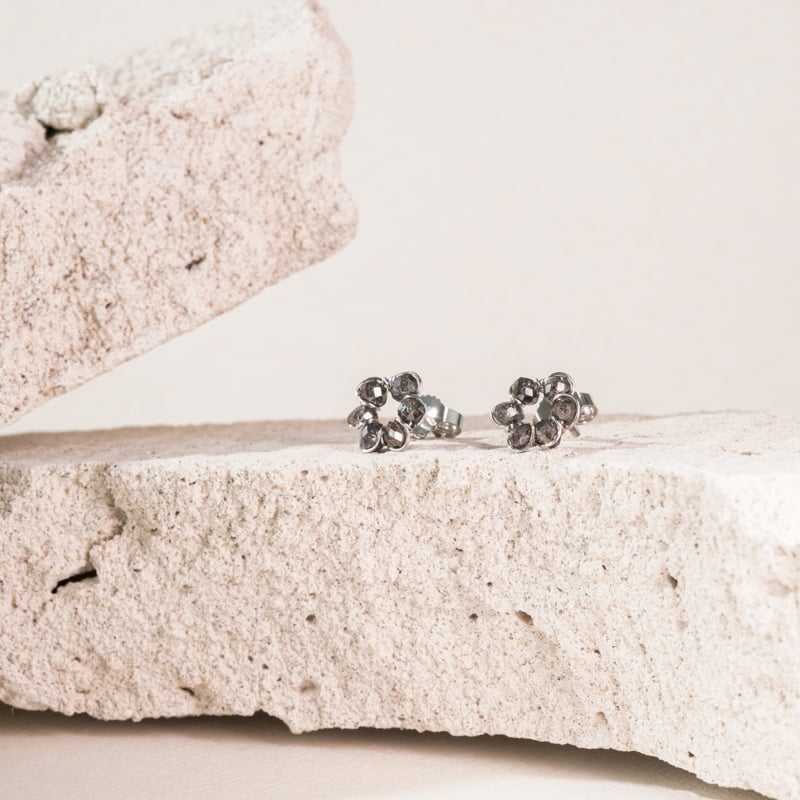 Náušnice v tvare kvetov so salt and pepper diamantmi Dina 101057