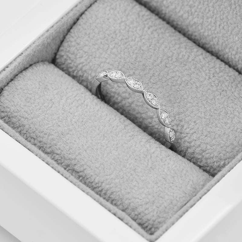 Strieborný nežný eternity prsteň s lab-grown diamantmi Jelani 104727