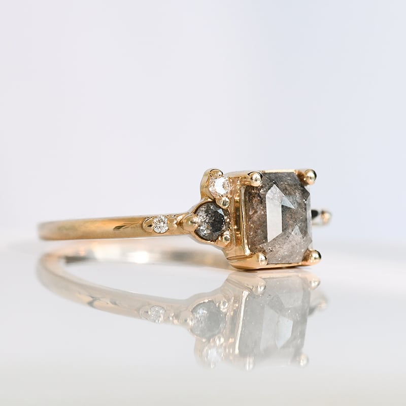 Prsteň so salt and pepper diamantom a lab-grown diamantmi Kristie 117427