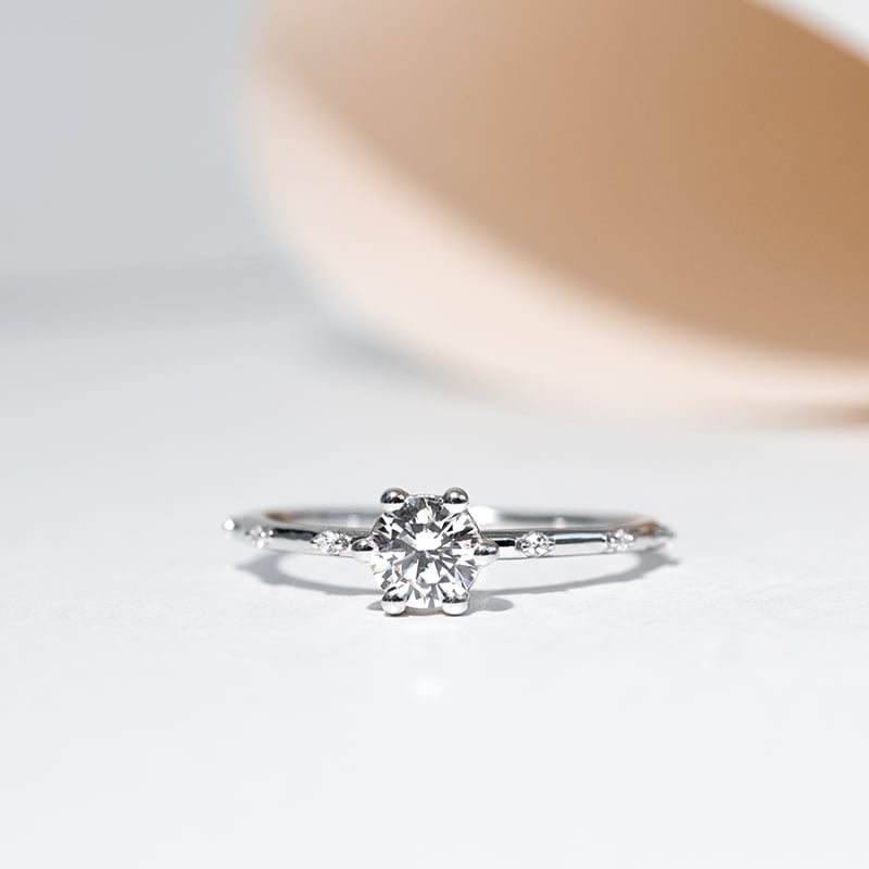 Nežný zásnubný prsteň s diamantmi Maisha 128197
