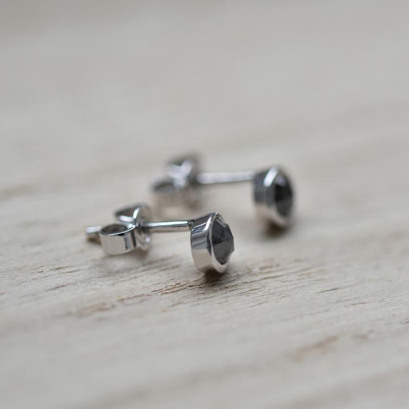 Bezel náušnice z bieleho zlata 43467