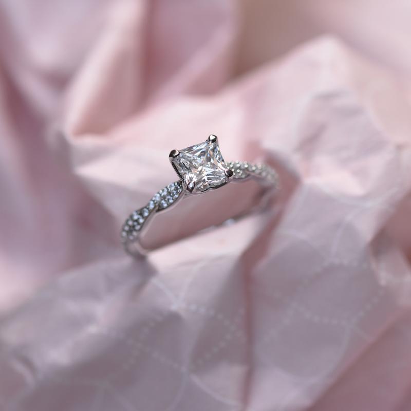 Zlatý prepletený prsteň s princess diamantom 49517