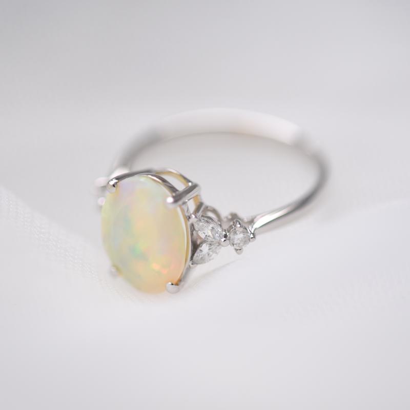 Zlatý prsteň s oválnym opálom a diamantmi 51617