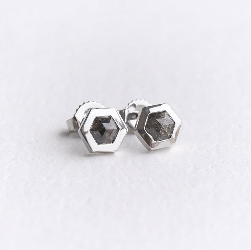 Minimalistické náušnice so salt and pepper diamantmi 74217