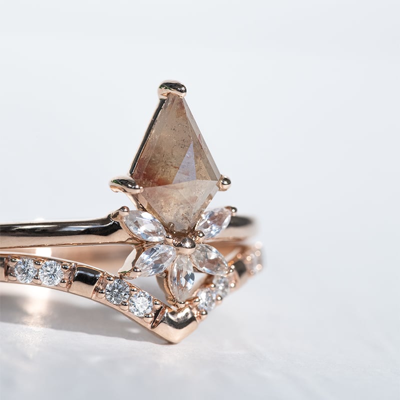 Prsteň so salt and pepper diamantom a a bielymi moissanitmi Madi 122658