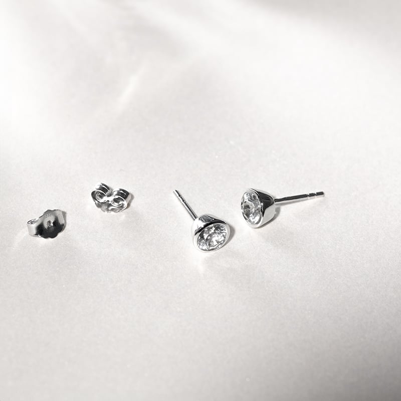Strieborné bezel náušnice s moissanitmi Sontre 131328