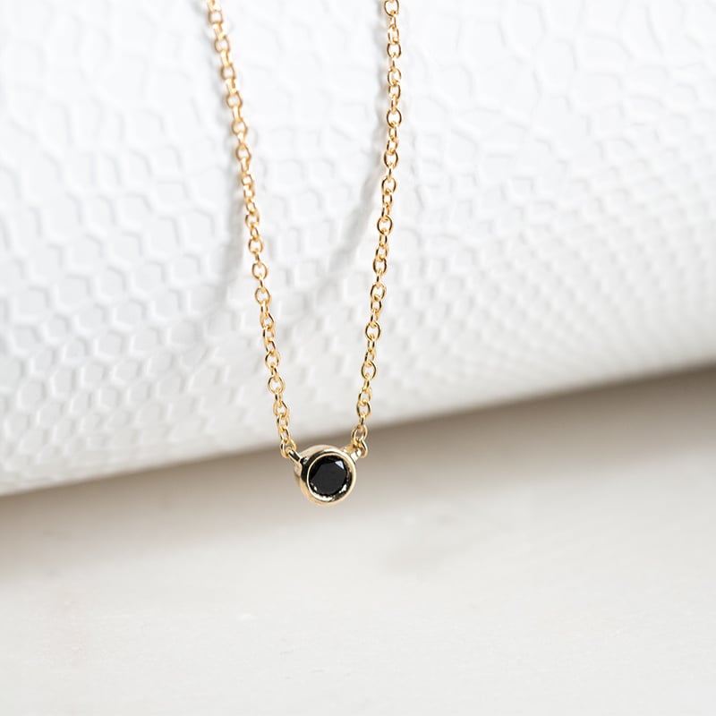 Minimalistický náhrdelník s čiernym diamantom Vieny 132048