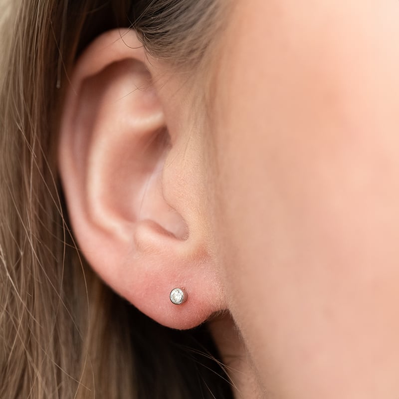 Strieborné minimalistické bezel náušnice s diamantmi Viosa 135168