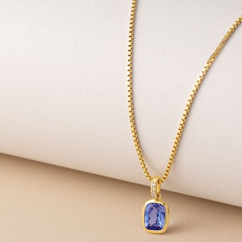 Zlatý bezel prívesok s cushion tanzanitom a lab-grown diamantmi Beverly