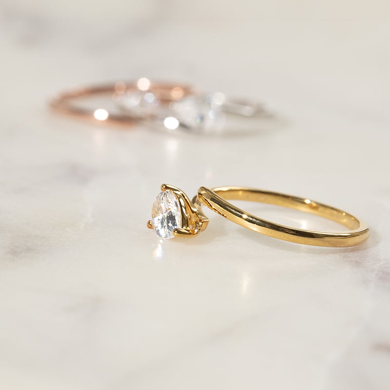 Atypický zásnubný prsteň s pear diamantom Carol 137518