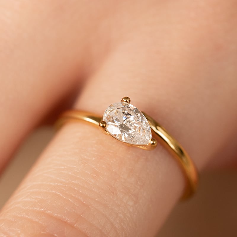 Atypický zásnubný prsteň s pear diamantom Carol 137608