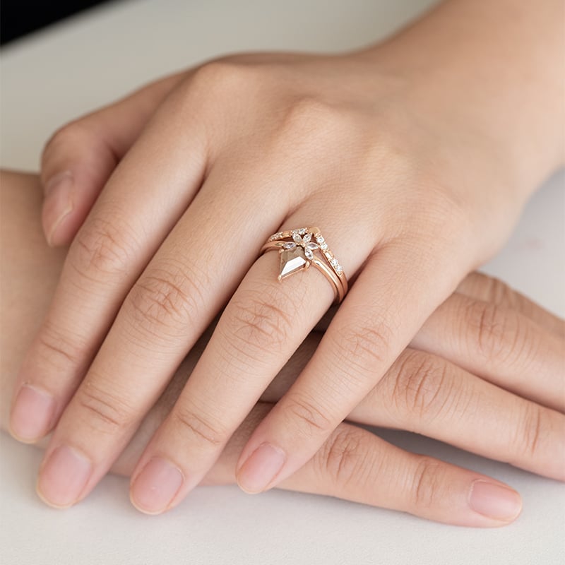 Prsteň so salt and pepper diamantom a a bielymi moissanitmi Madi 122659