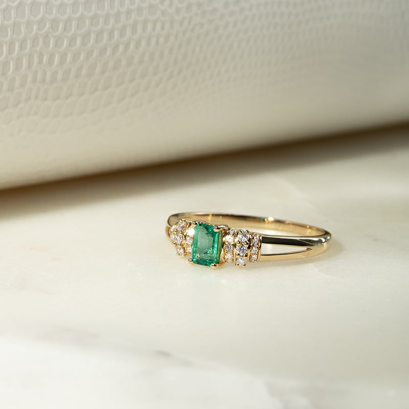 Zlatý prsteň s emerald smaragdom a diamantmi Lucan 134059