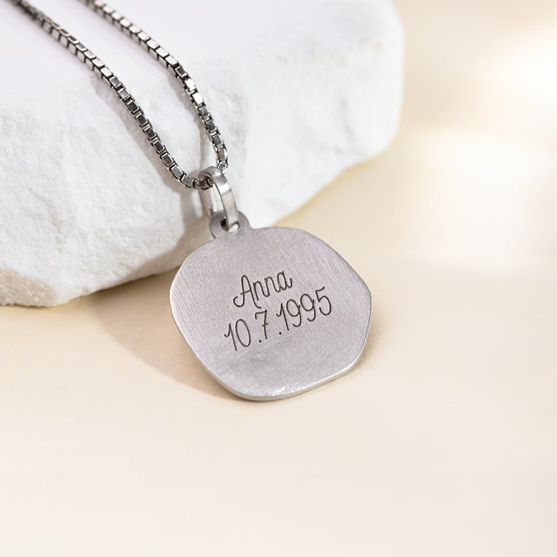 Zlatý prívesok so symbolmi znamenia zverokruhu Kozorožec 151719