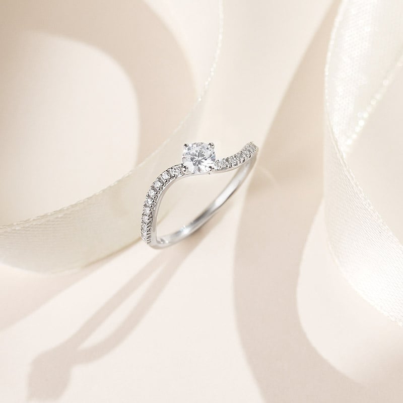 Atypický zásnubný prsteň s round moissanitom a lab-grown diamanty Elise