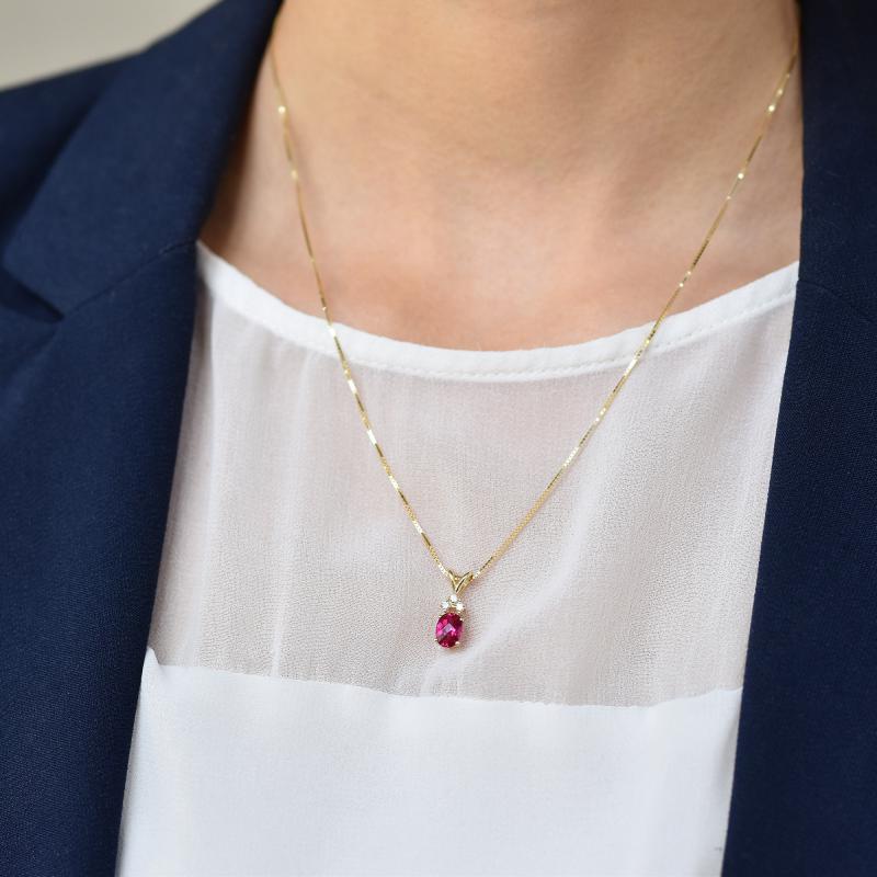 Zlatý prívesok s oválnym rubínom a diamantmi Tamasyna