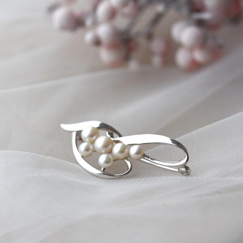 Elegantná strieborná brošňa s perlami Ambrosia