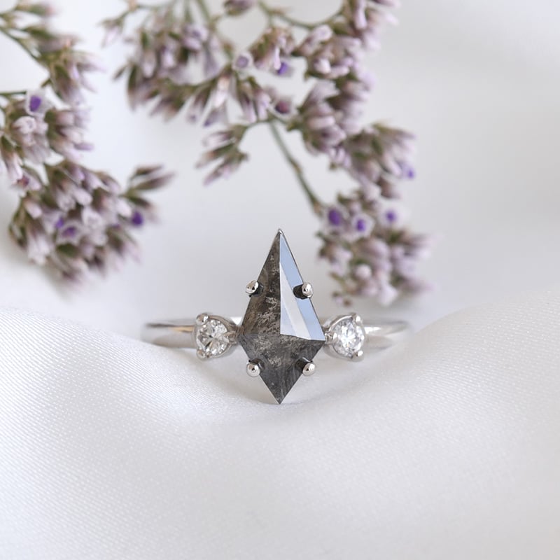 Prsteň s kite salt and pepper diamantom z bieleho zlata 79899