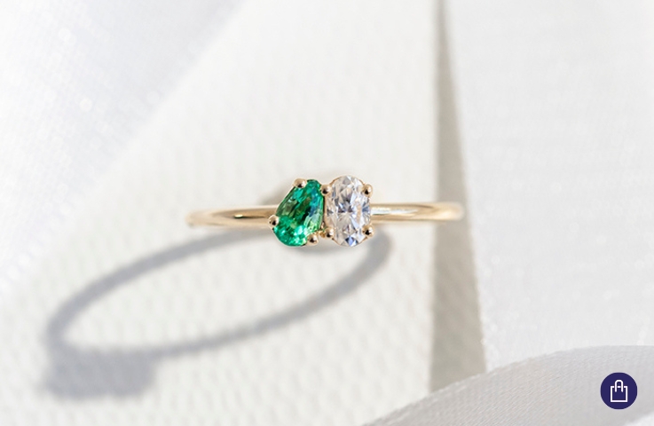 Zásnubný prsteň Toi et Moi so smaragdom a moissanitom