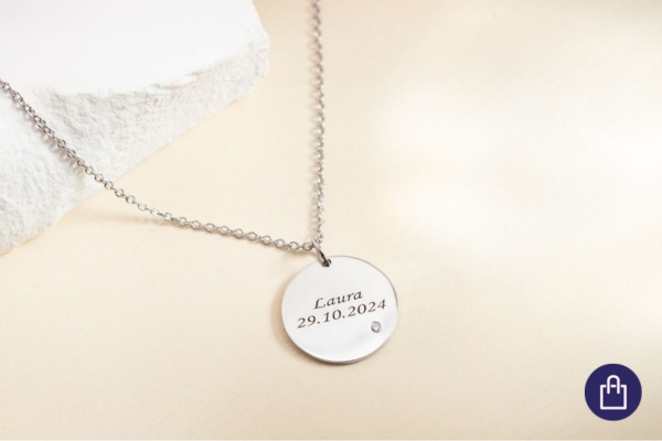 Strieborný prívesok s diamantom a gravírom