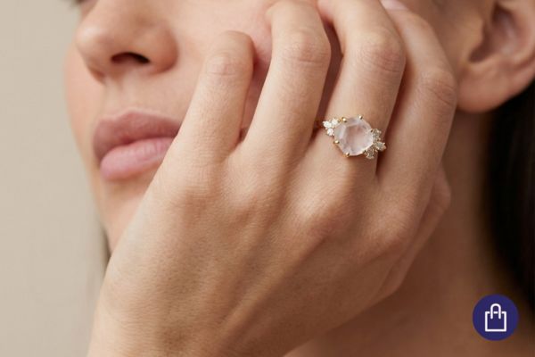 Rozvodový prsteň s mesačným kameňom na ruke