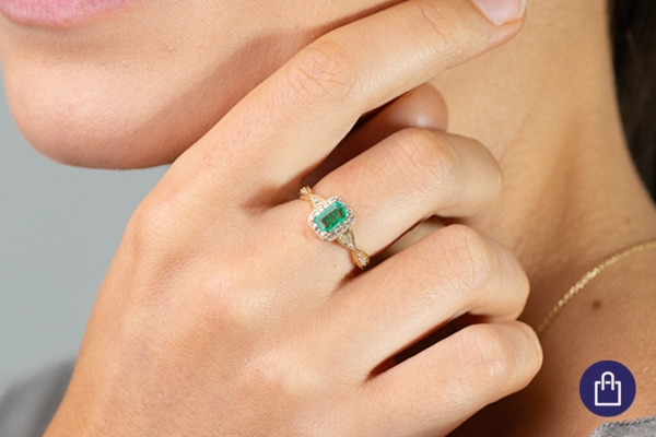 Zásnubný prsteň s diamantom v tvare emerald