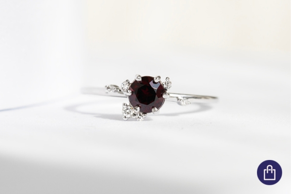 Granátový šperk pre znamenie Hada