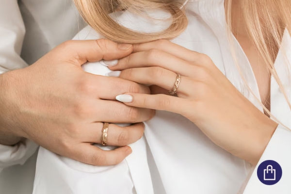 Svadobné prstene z orieškového zlata Hazelnut gold na ruke