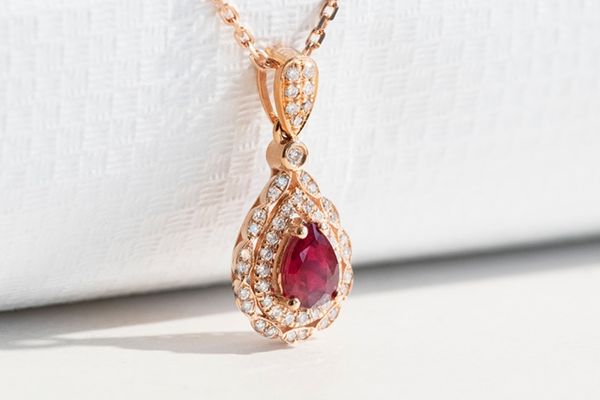 Rubínový náhrdelník s diamantmi