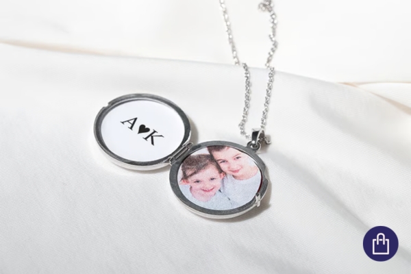 Okrúhly medailónik s fotkou vo vnútri