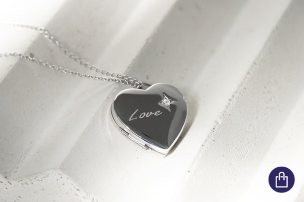 Otvárací medailónik v tvare srdca s gravírom