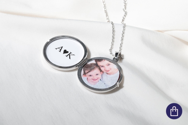 Otvorený strieborný medailónik s fotkou detí