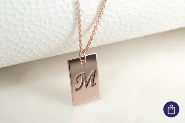 Obdĺžnikový prívesok s písmenom a diamantom