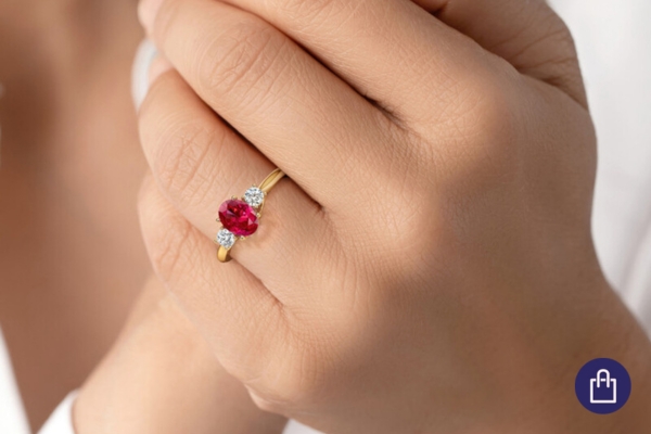 Zásnubný prsteň s lab-grown rubínom a diamantmi na ruke