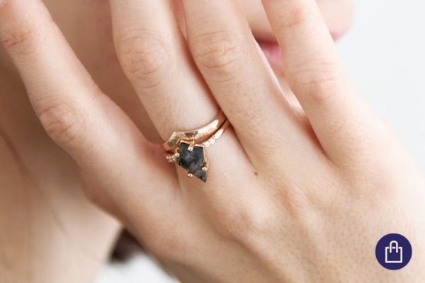 Vykrojený snubní prsten s diamantom typu „salt and pepper“