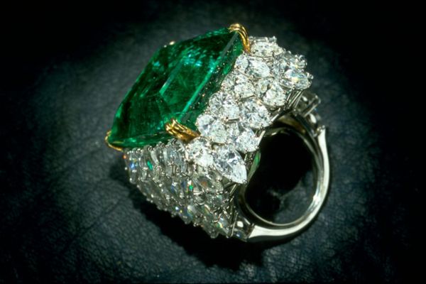 Chalk Emerald – kolumbijský smaragd 37,82 ct v prsteni od Harryho Winstona