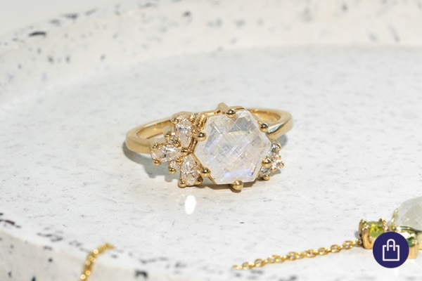 Šperk s měsíčním kamenom pre znamenie Zajace