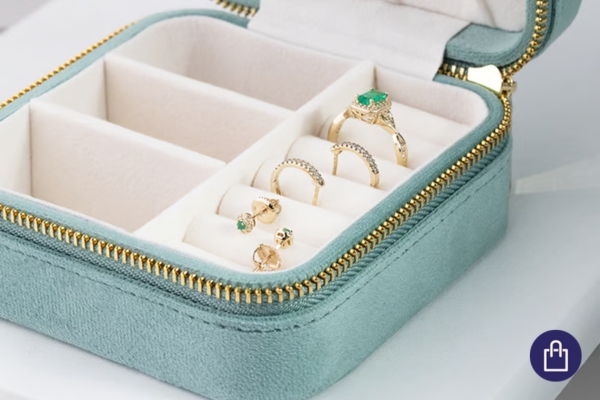 Zelená šperkovnica so šperky