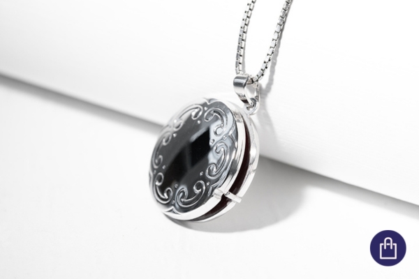 Strieborný otvárací medailónik