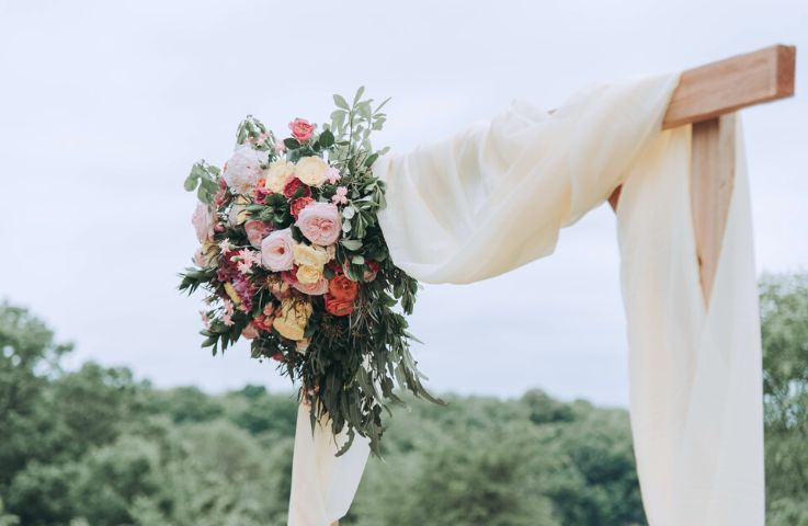 Svadobný oblúk s kvetinovou výzdobou