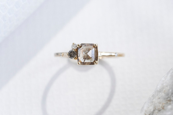 Zlatý prsteň so salt and pepper diamantom a lab-grown diamantmi