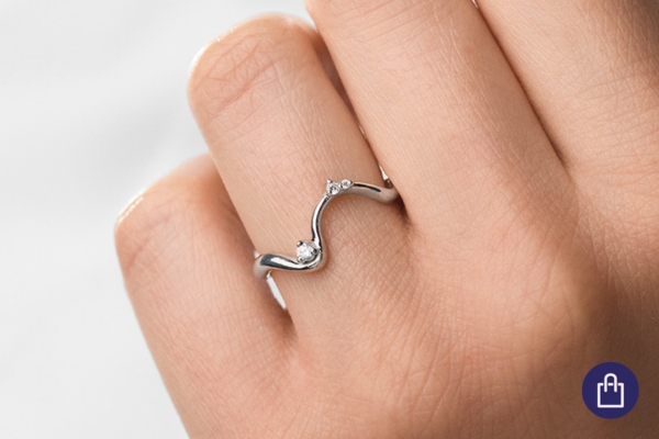 Vlnitý snubný prsteň s diamantmi