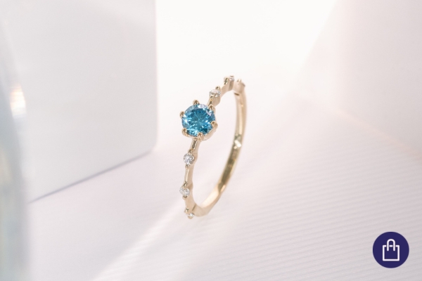 Prsteň s certifikovaným fancy blue lab-grown diamantom a lab-grown diamantmi