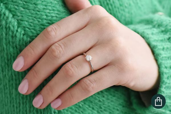 Zásnubný prsteň na prstenníku ľavej ruky