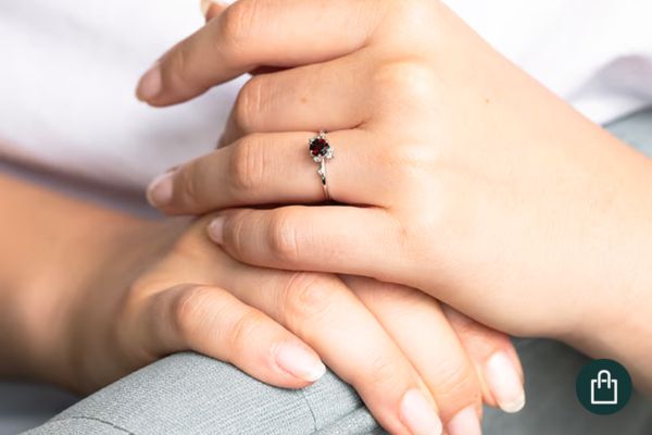 Zásnubný prsteň s českým granátom a diamantmi Rosa